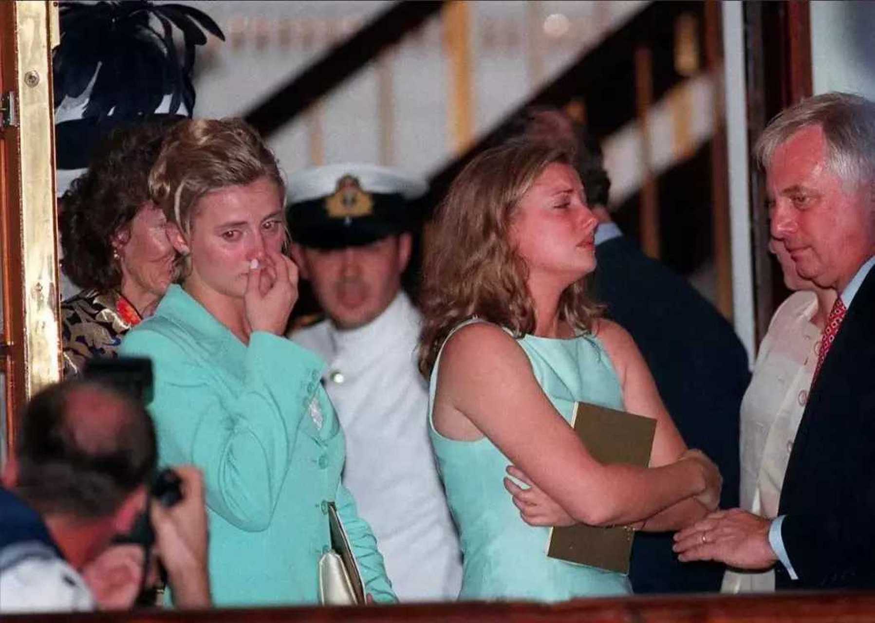 1997年,香港回归那一天,英国末代港督彭定康的女儿哭得肝肠寸断  1997