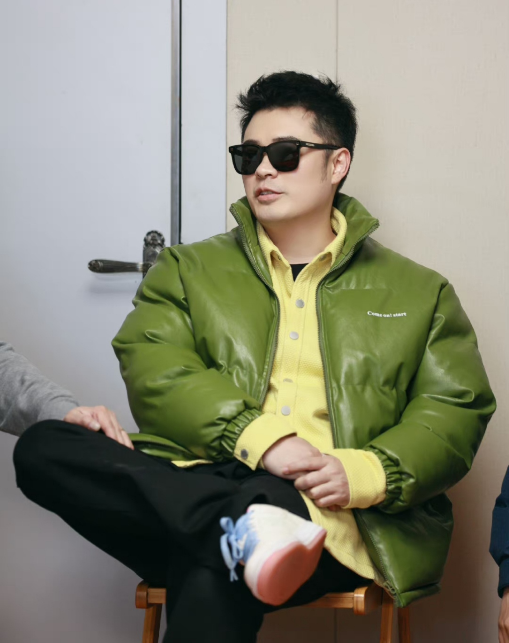 张子萱开服装店一向很潮,她把陈赫带得也变时髦了很多.