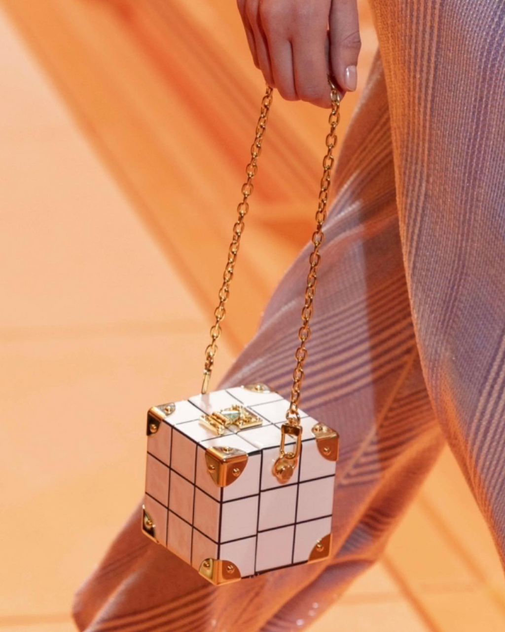 手袋变幻莫测:宝丽来相机般方形手袋可爱精致;扭转骰子的造型趣怪生动