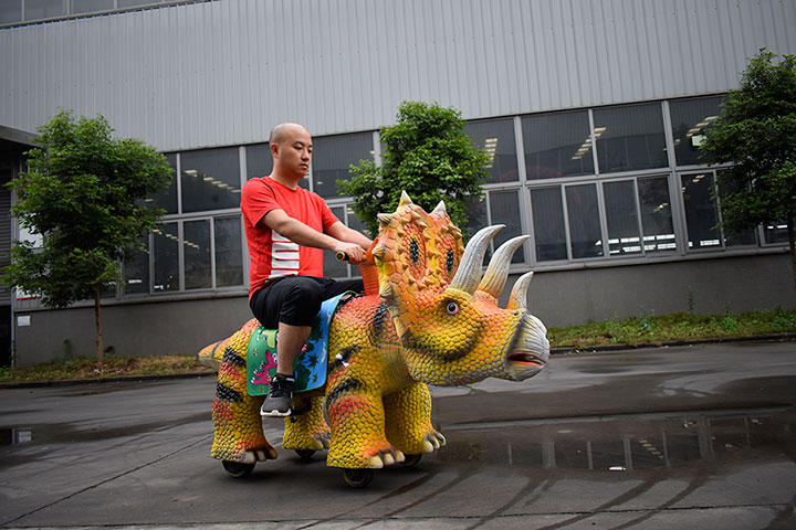 儿童骑行小恐龙萌趣体验