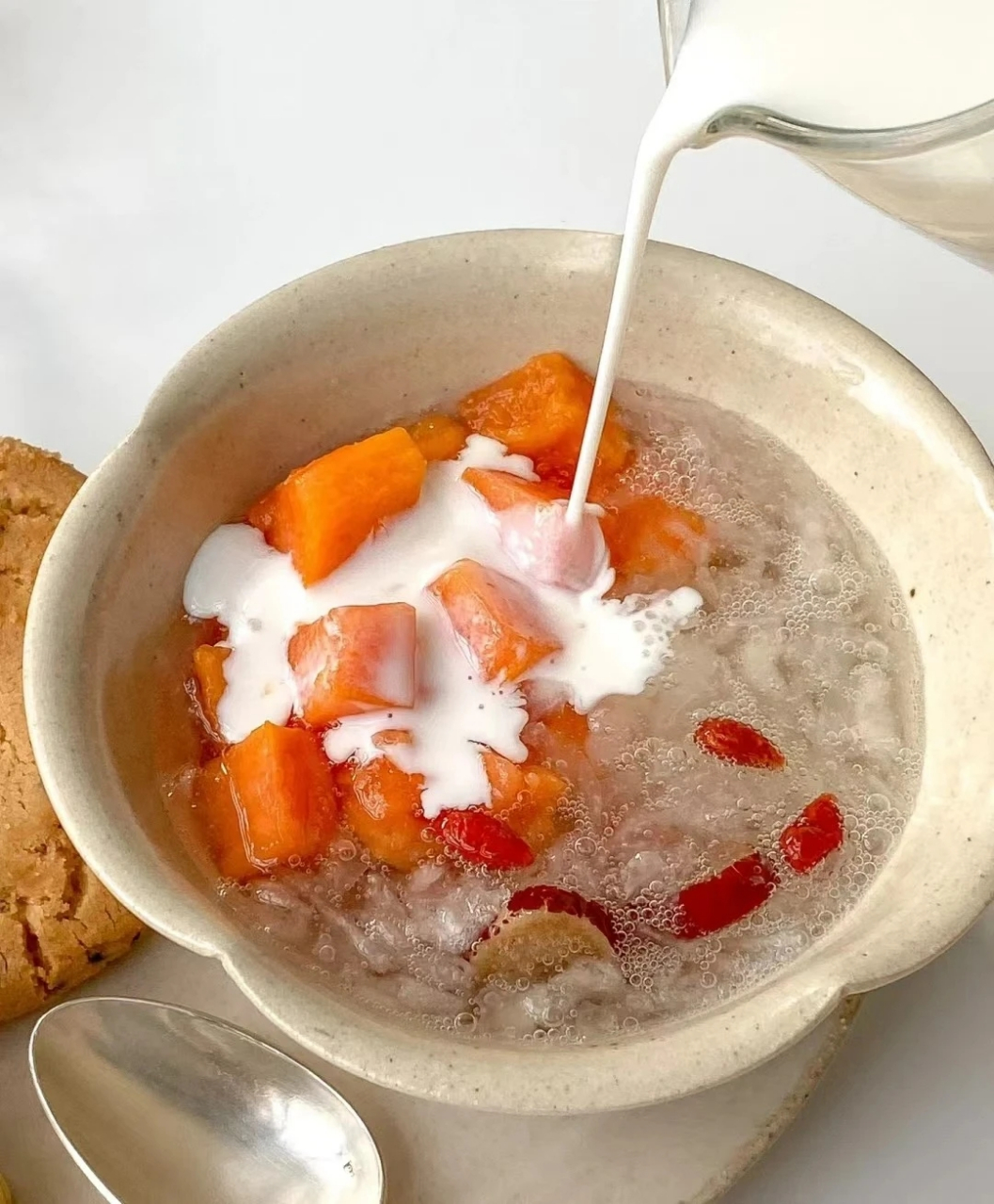 木瓜牛奶银耳羹  银耳的功效与作用:7315  功效与作用:  调节免疫