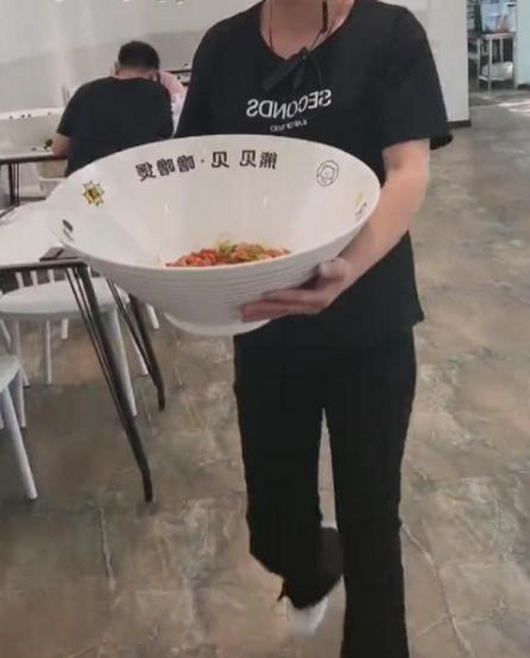 别管面多不多,就问你碗大不大!#趣图搞笑