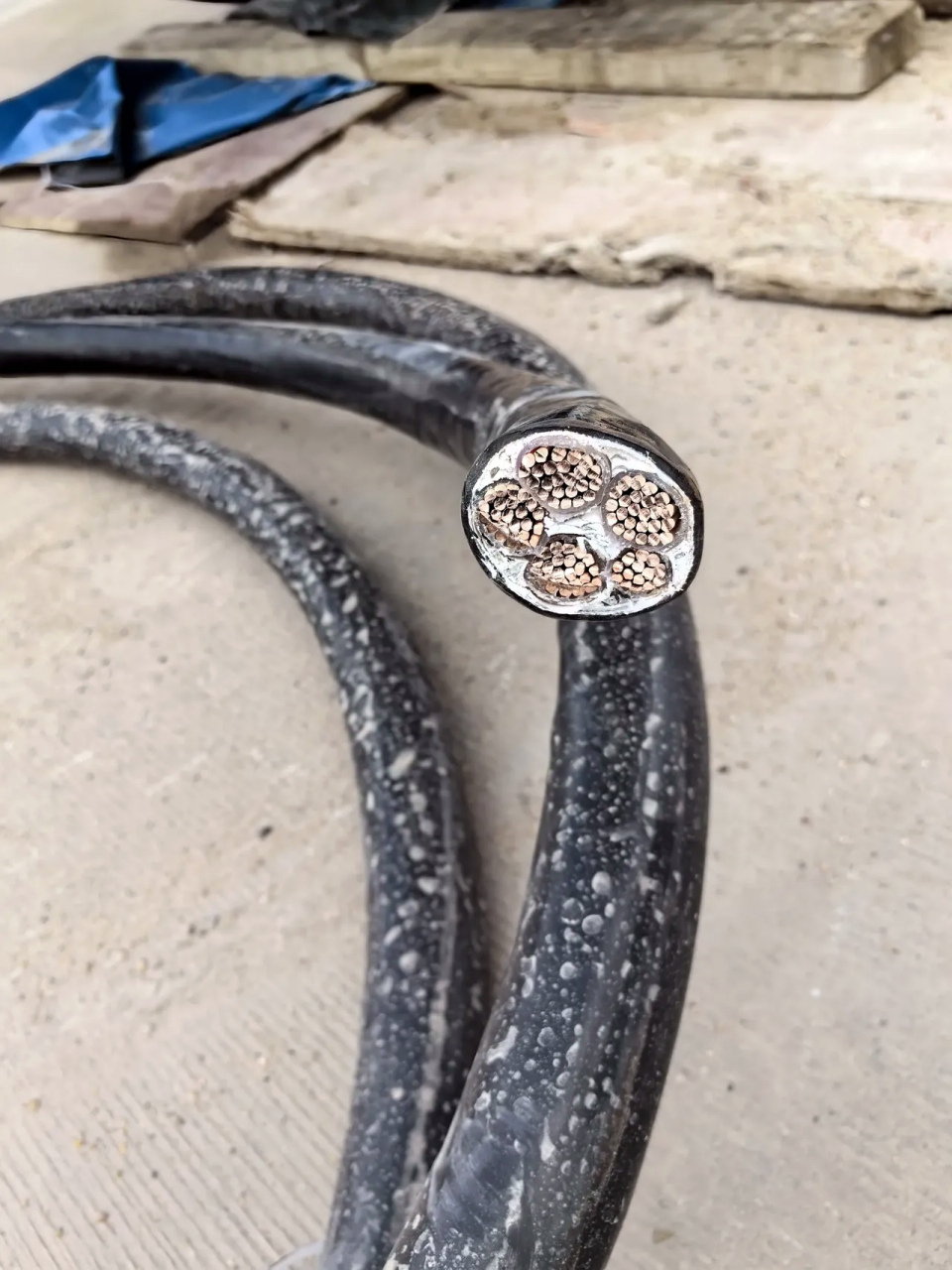 这么粗的铜芯电缆,花了好多钱银子买的,监理让剪断30米,送去检测.