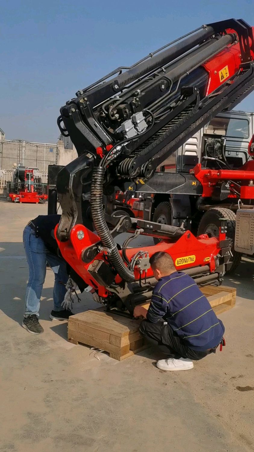 三一30吨折臂吊带飞臂试车中spk61502随车起重机