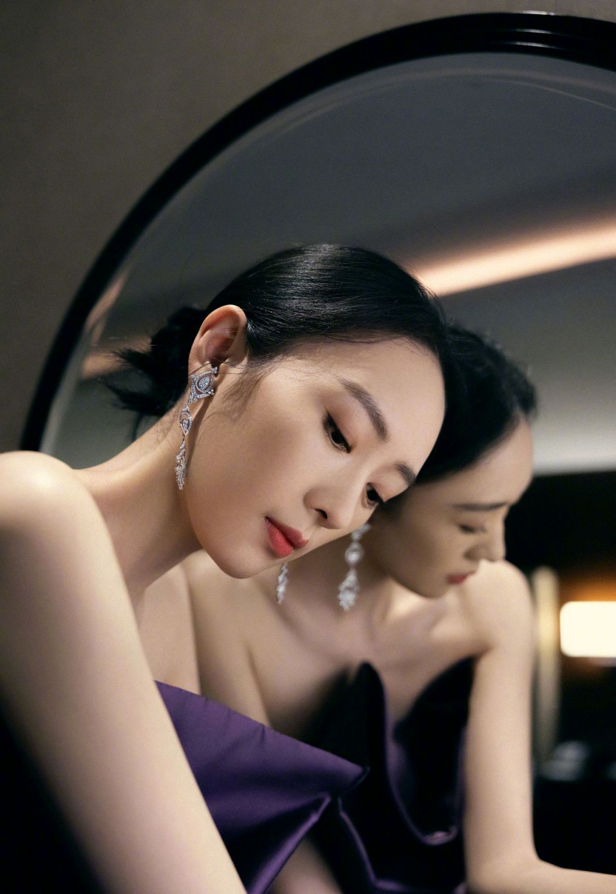 童瑶身着紫色抹胸礼服出席活动,高贵典雅