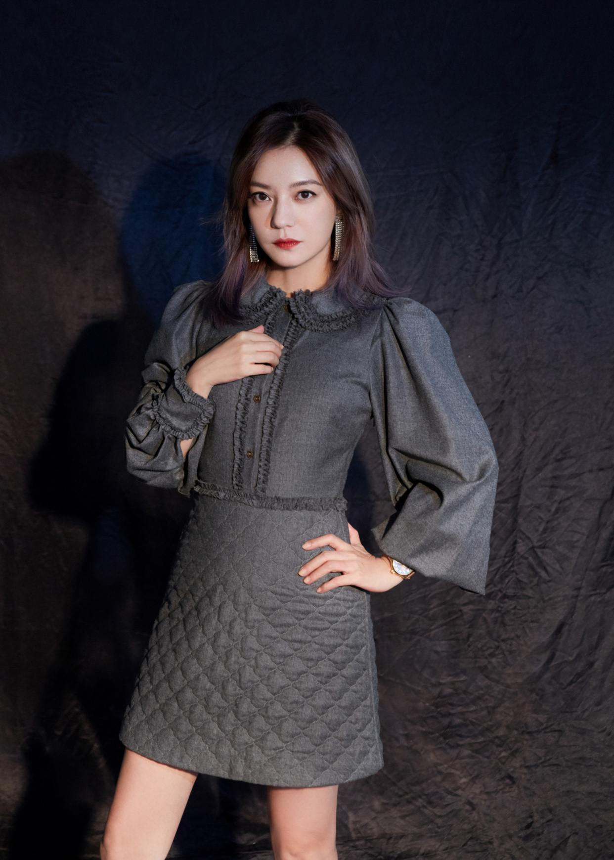 赵薇活动造型图分享,黑灰色灯笼袖菱格裙上身,知性魅力