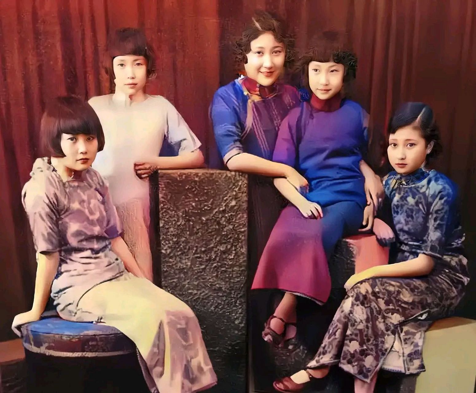 1936年,蒋百里夫妇两人和五个女儿的合影.