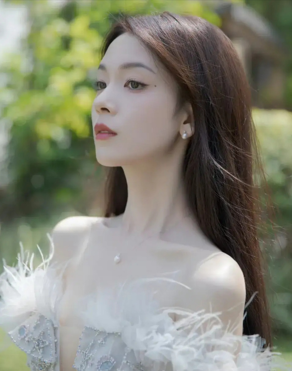 陈瑶微风习习,发丝飞舞,绮丽曼妙,灿若星光,一袭深v星光闪钻羽毛裙