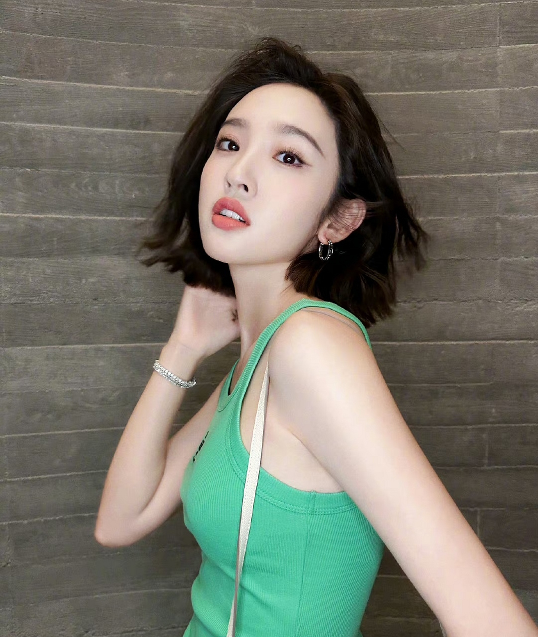 唐艺昕在家看孩子捂得太白了,她晒出生活照清新亮眼,活力满满!