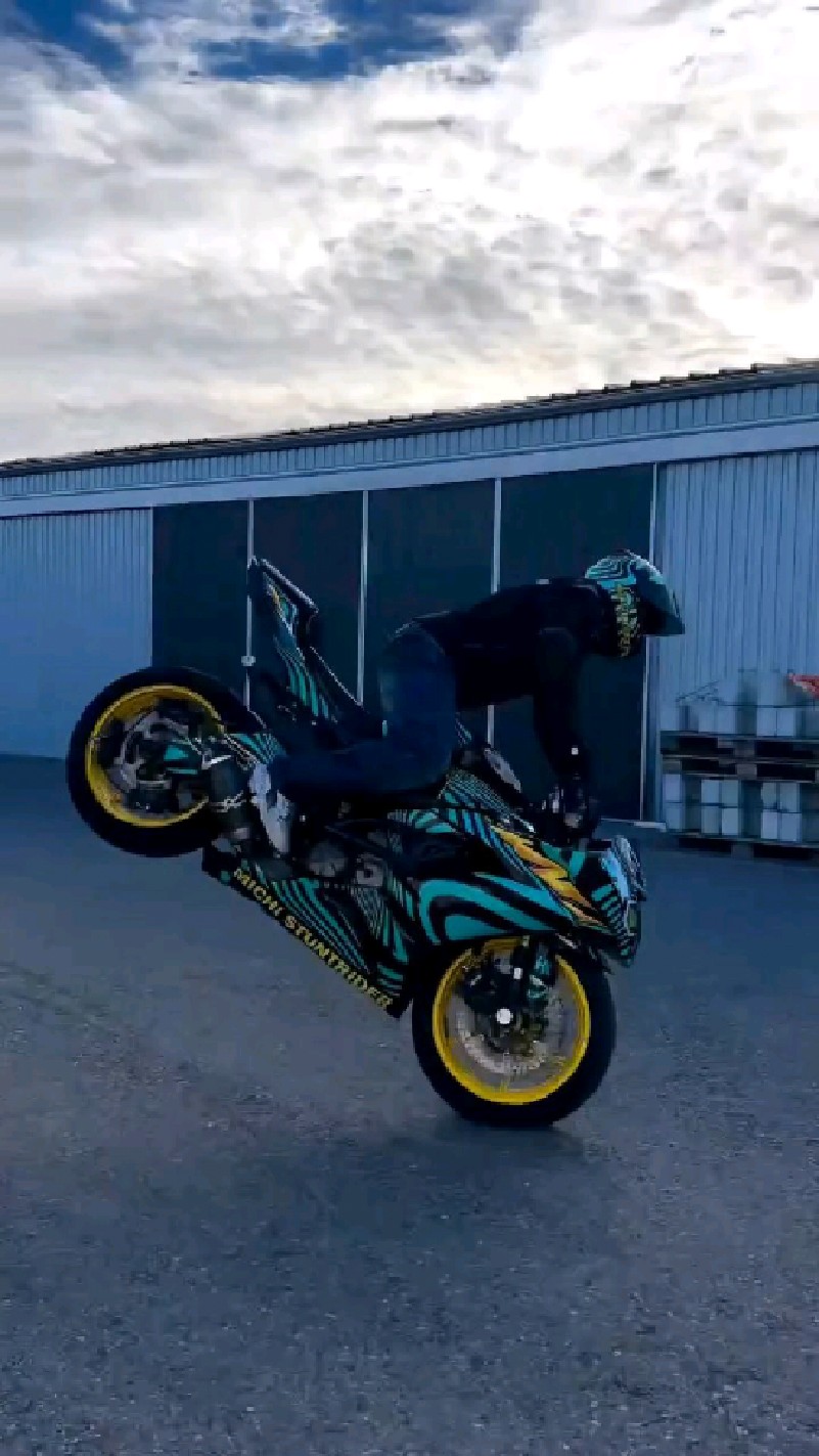 在玩特技摩托车