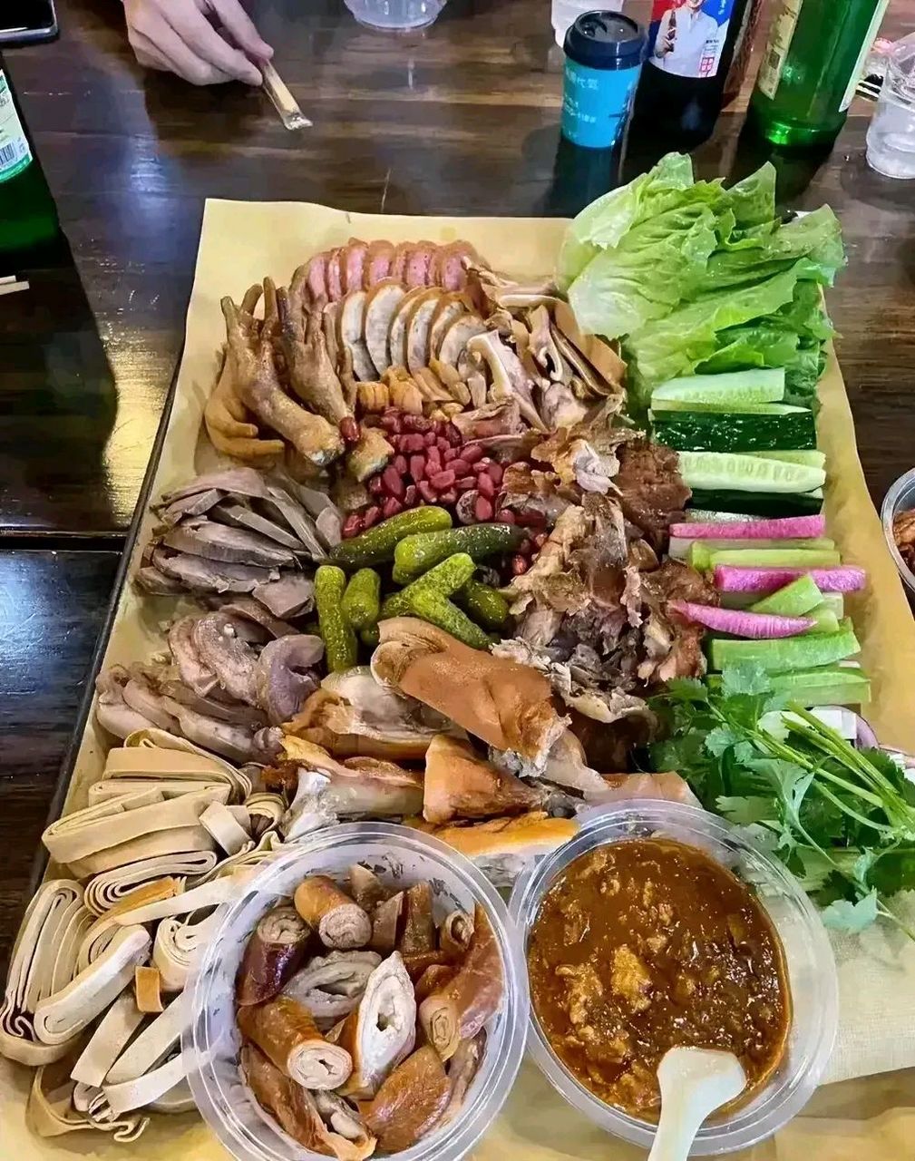 朋友请客吃饭,第一次参加这样的饭局,我基本上没有动筷子,因为这些菜