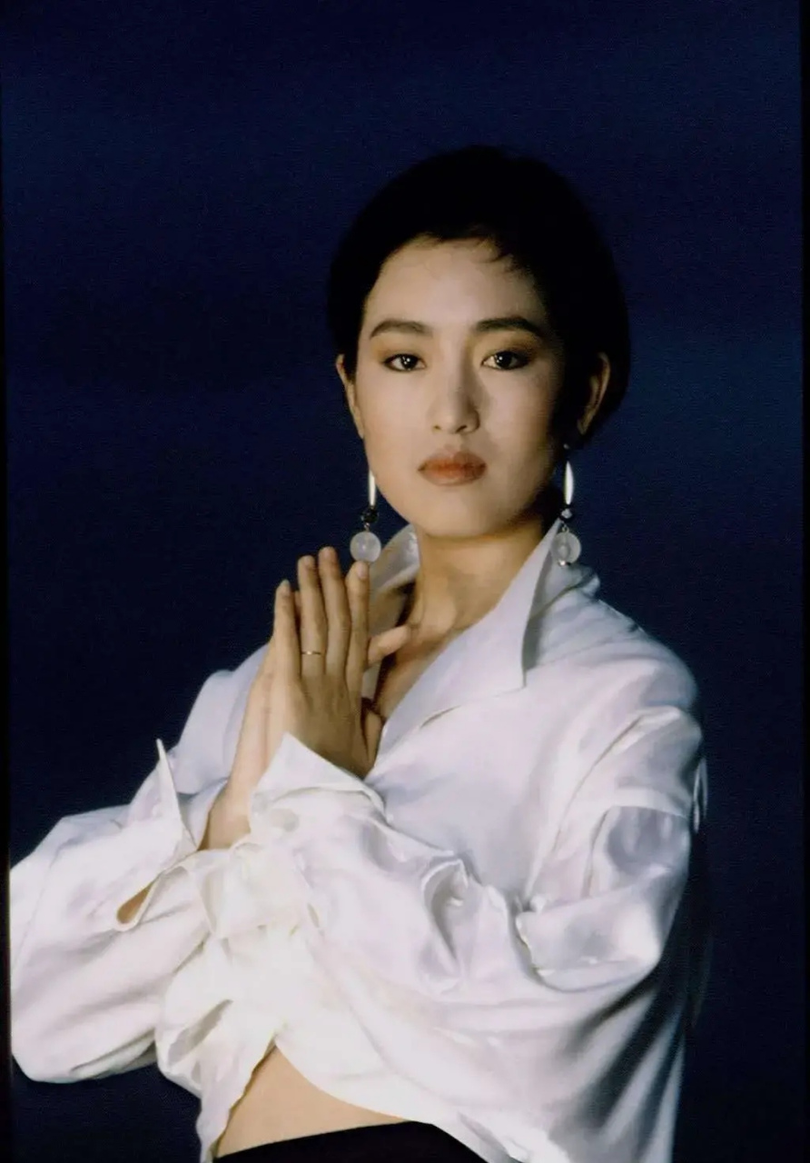 北方有佳人,遗世而独立 海滩上的巩俐,30年前,美绝;30年后,绝美