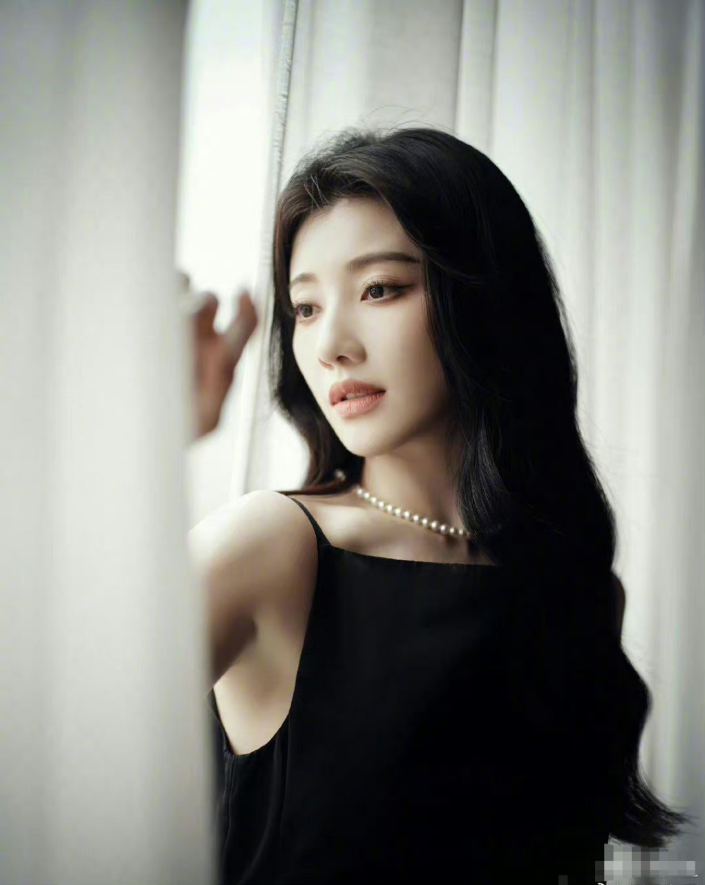 易烊千玺# #王鹤润工作室辟谣与易烊千玺恋情# 易烊千玺长大了,现在