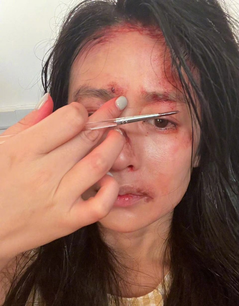 颖儿晒出她在《不完美受害人》里的家暴妆自拍,这个妆容太真实了吧