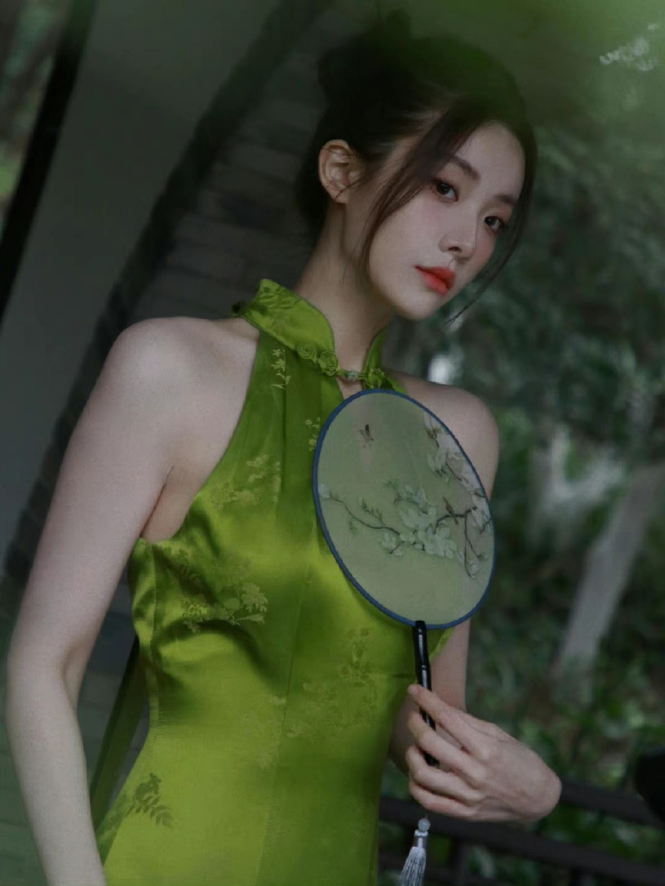 旗袍# 美女#喻言# 携幽暗香,独秀芳华