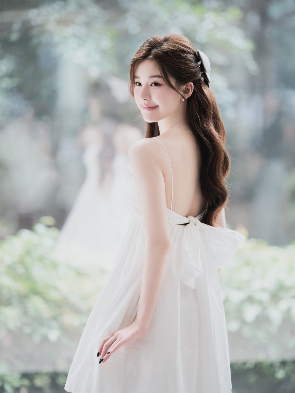 头带蝴蝶结,身穿白裙的赵露思,甜美又可爱!#心随星动