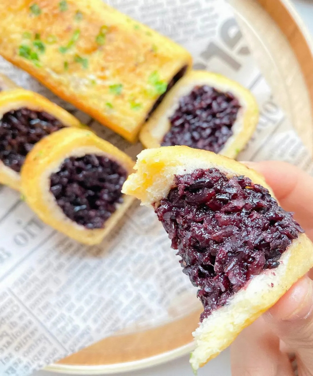 紫米吐司卷    食 材   主料:吐司2片,紫糯米适量,鸡蛋1个  辅料:葱花