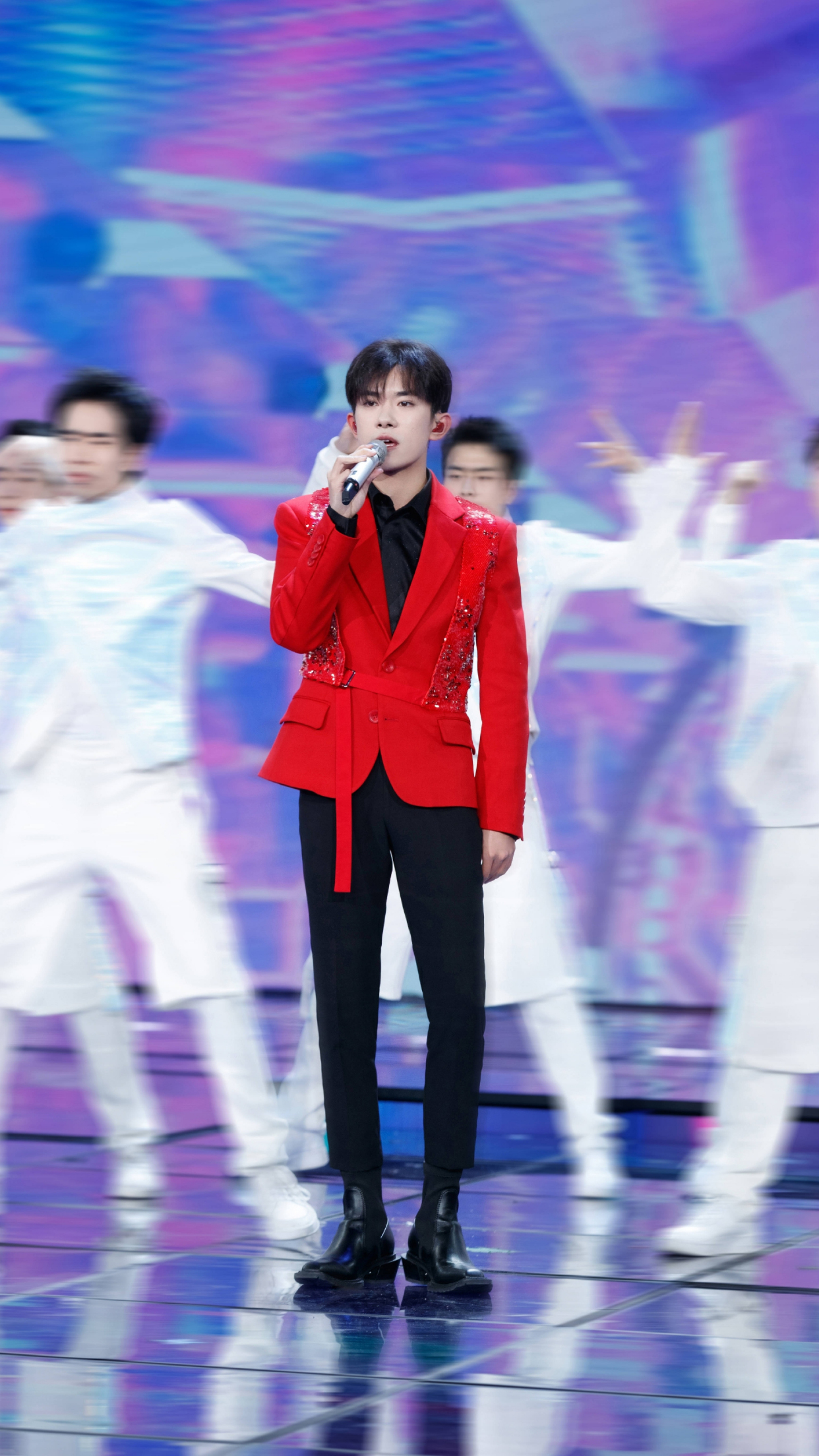 演员易烊千玺,央视舞台《青春起点》,帅气弟弟的舞台写真照