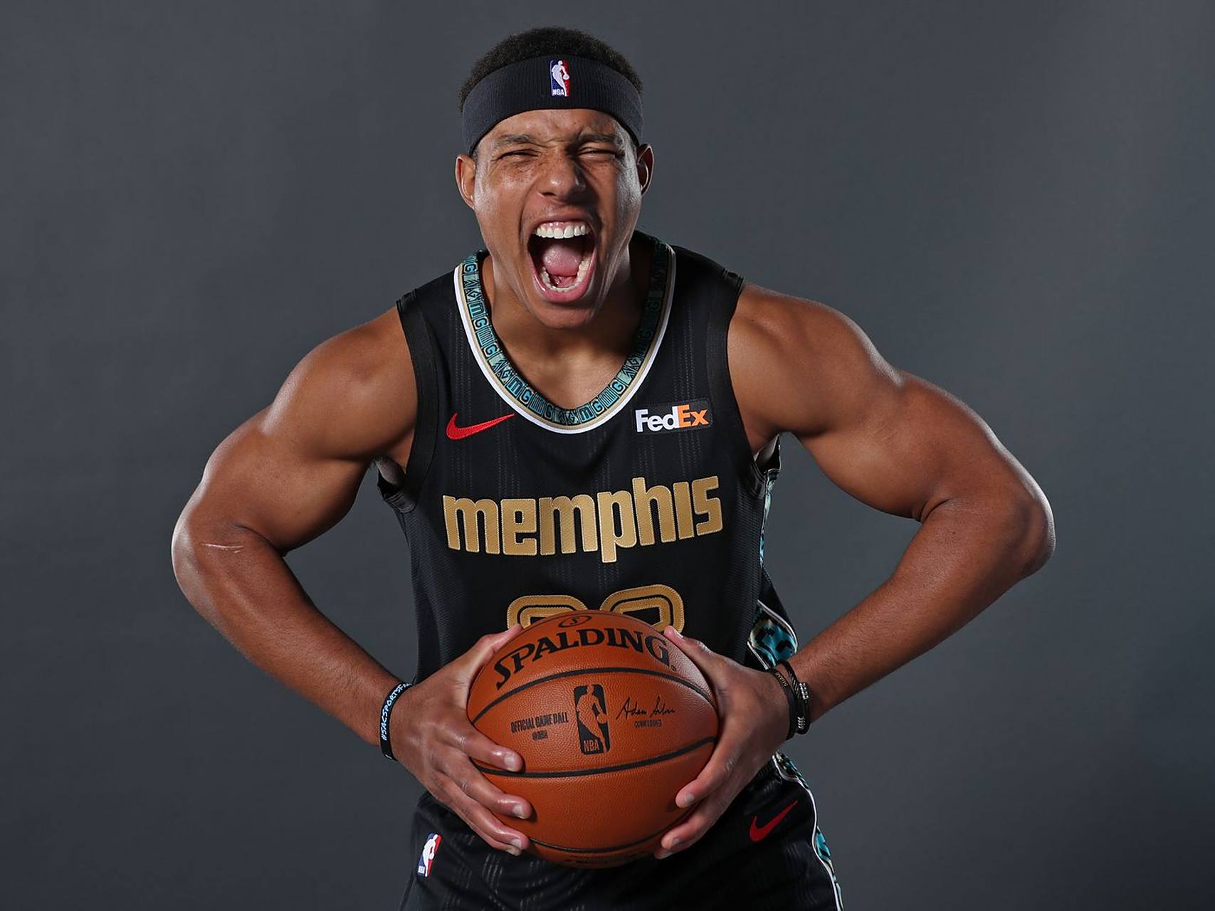 据名记woj透露,灰熊和德斯蒙德-贝恩达成了5年最高2.