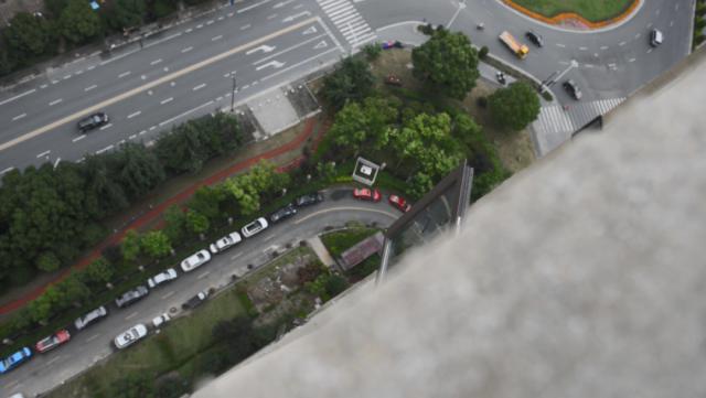 姑娘坐在28楼楼顶,双腿悬空!保安一个探身亮了!