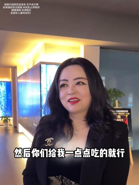 俩美女在武汉拿鱼换饭,餐厅老板竟是隐藏地产大佬