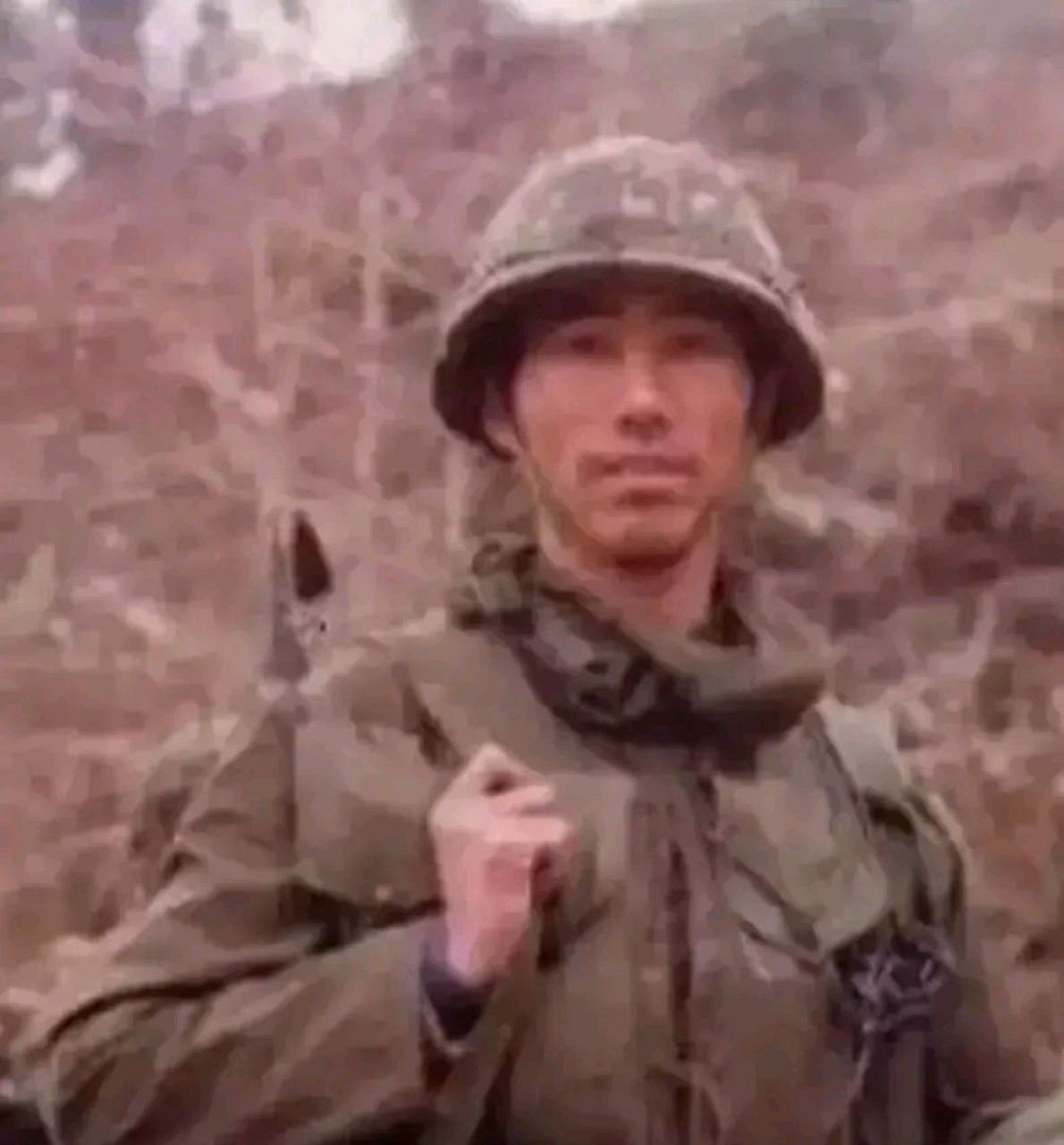 这个威武霸气的军人名叫郭继额,是兰州军区47军139师417团黑豹行动