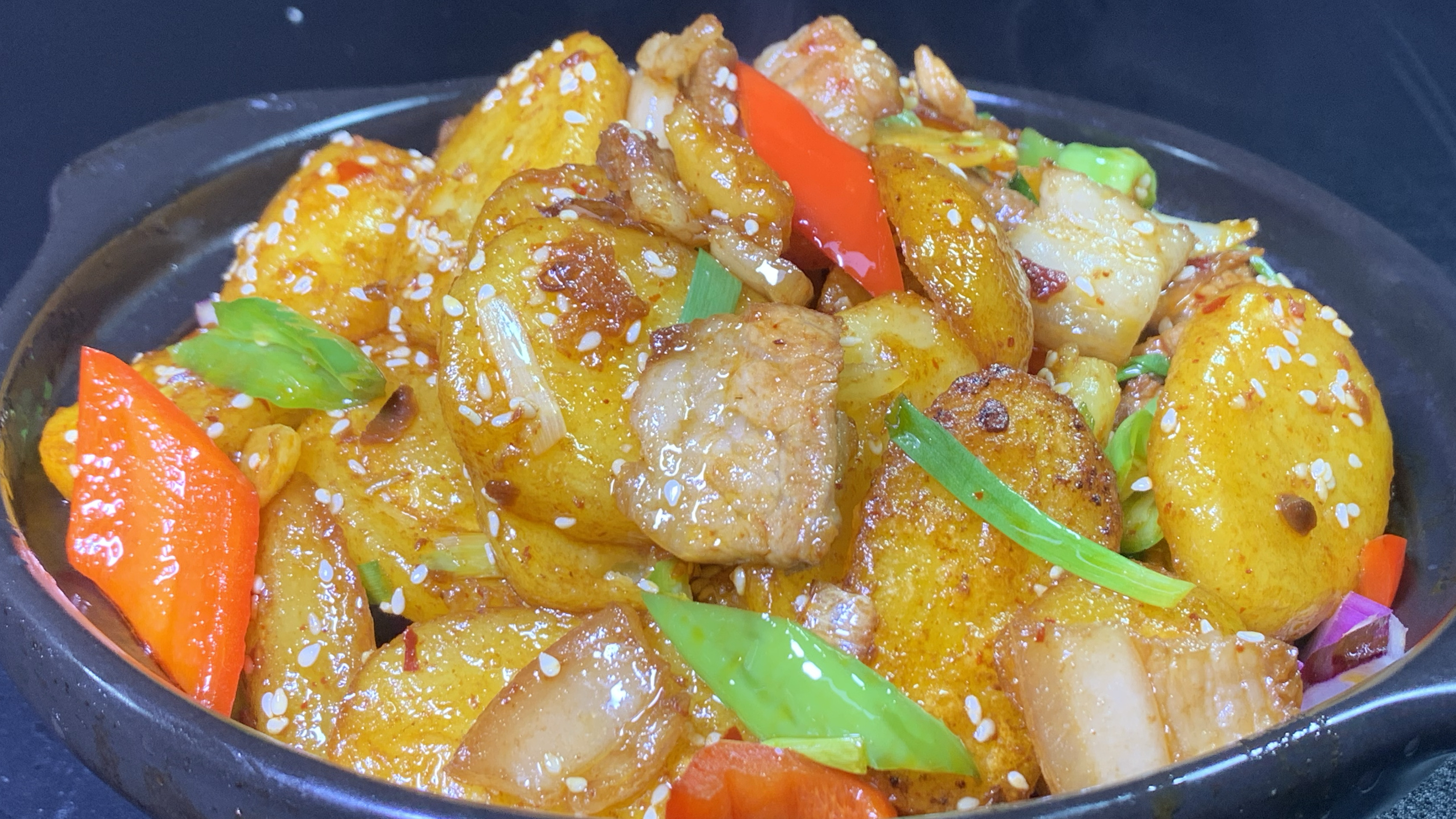干锅土豆片最好吃的家常做法,土豆软糯可口,香辣入味真过瘾