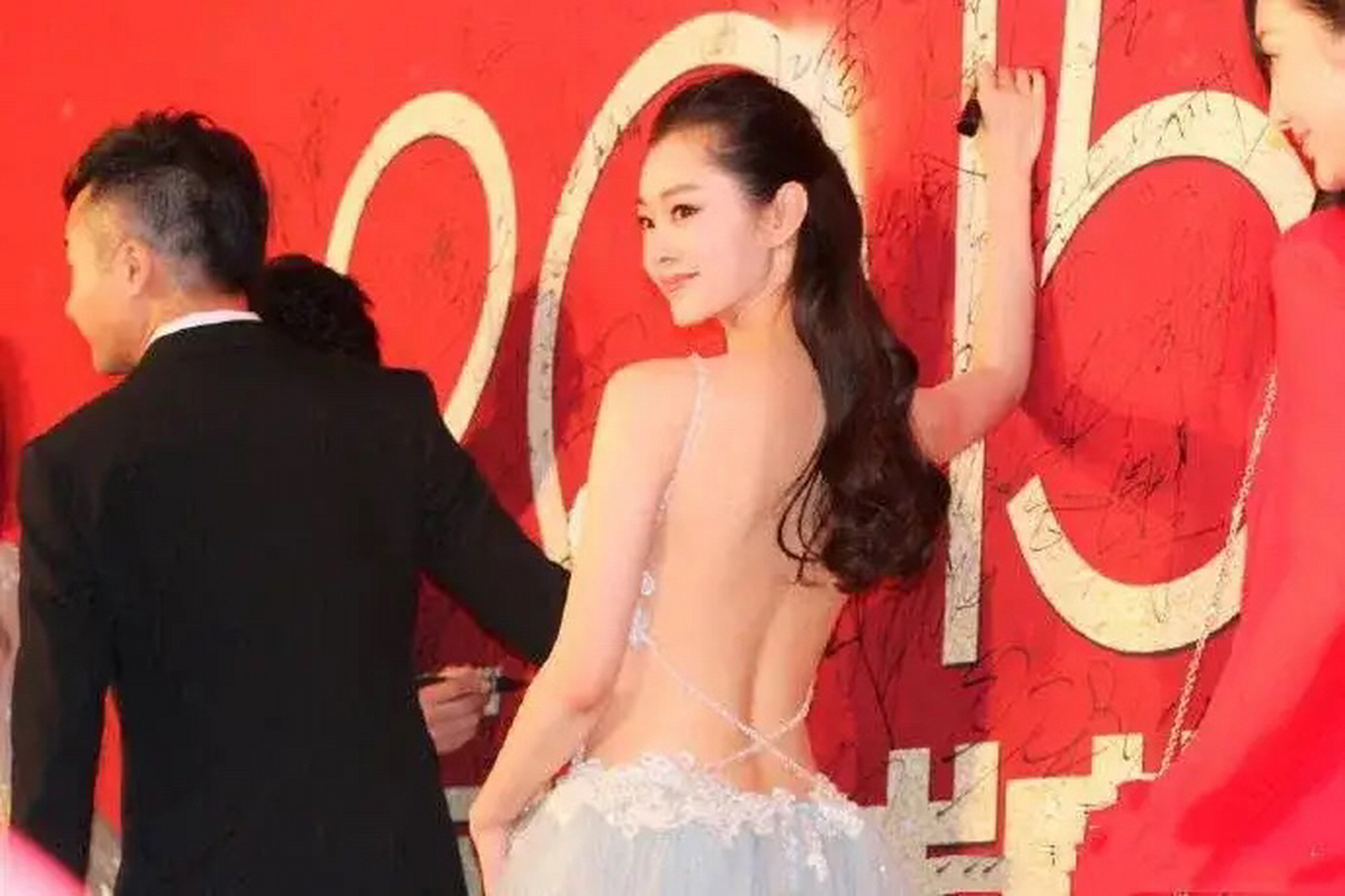 宋轶豁出去了!穿"肚兜"露背装和靳东跳舞,手放的位置好尴尬!