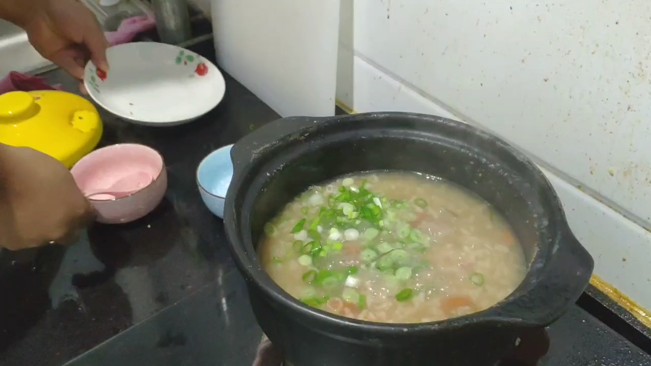 今天教大家做一个竹叶地黄粥