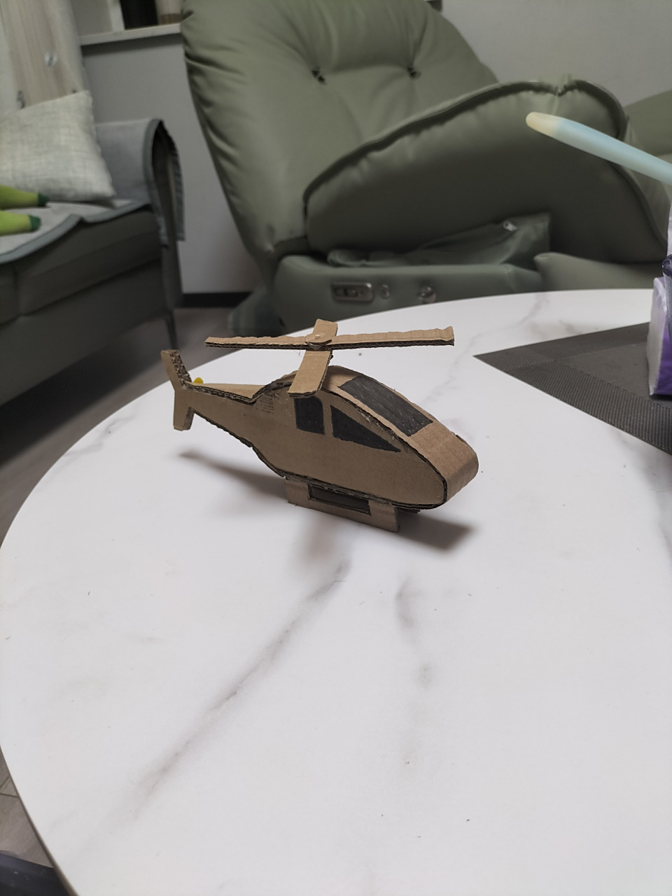 今天陪孩子用废纸箱做了直升机,孩子真高兴 最好的教育就是陪伴