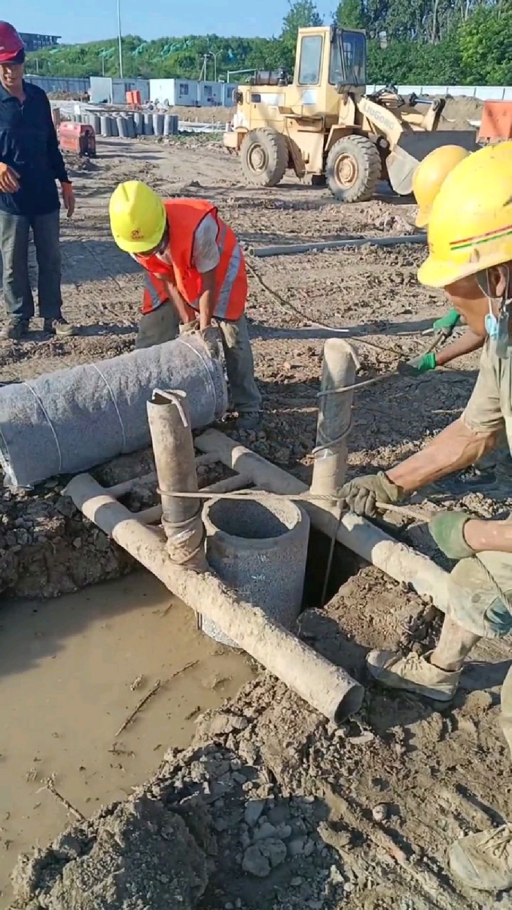 工地打降水井,手动下乌沙管,下管视频,简易手动下管器