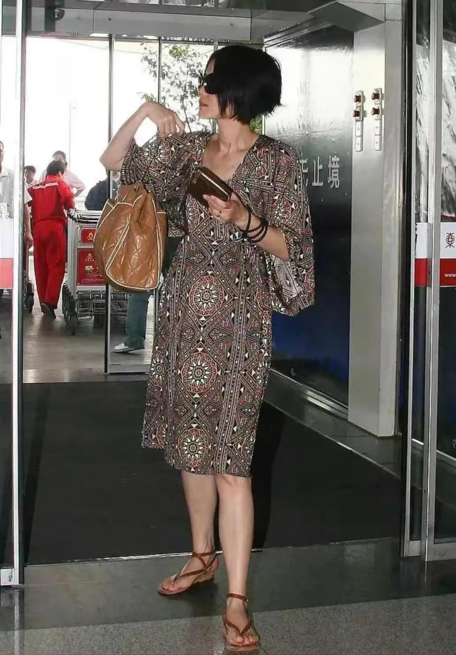 身价10亿的王菲真朴素,全身上下不足100元,素颜穿地摊货也好看  众所