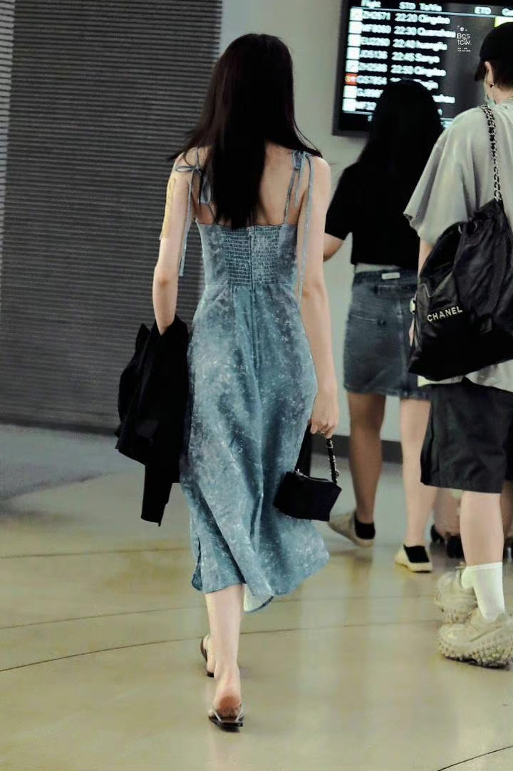 组图：迪丽热巴蓝色吊带裙光彩吸睛 长发飘逸时尚甜美