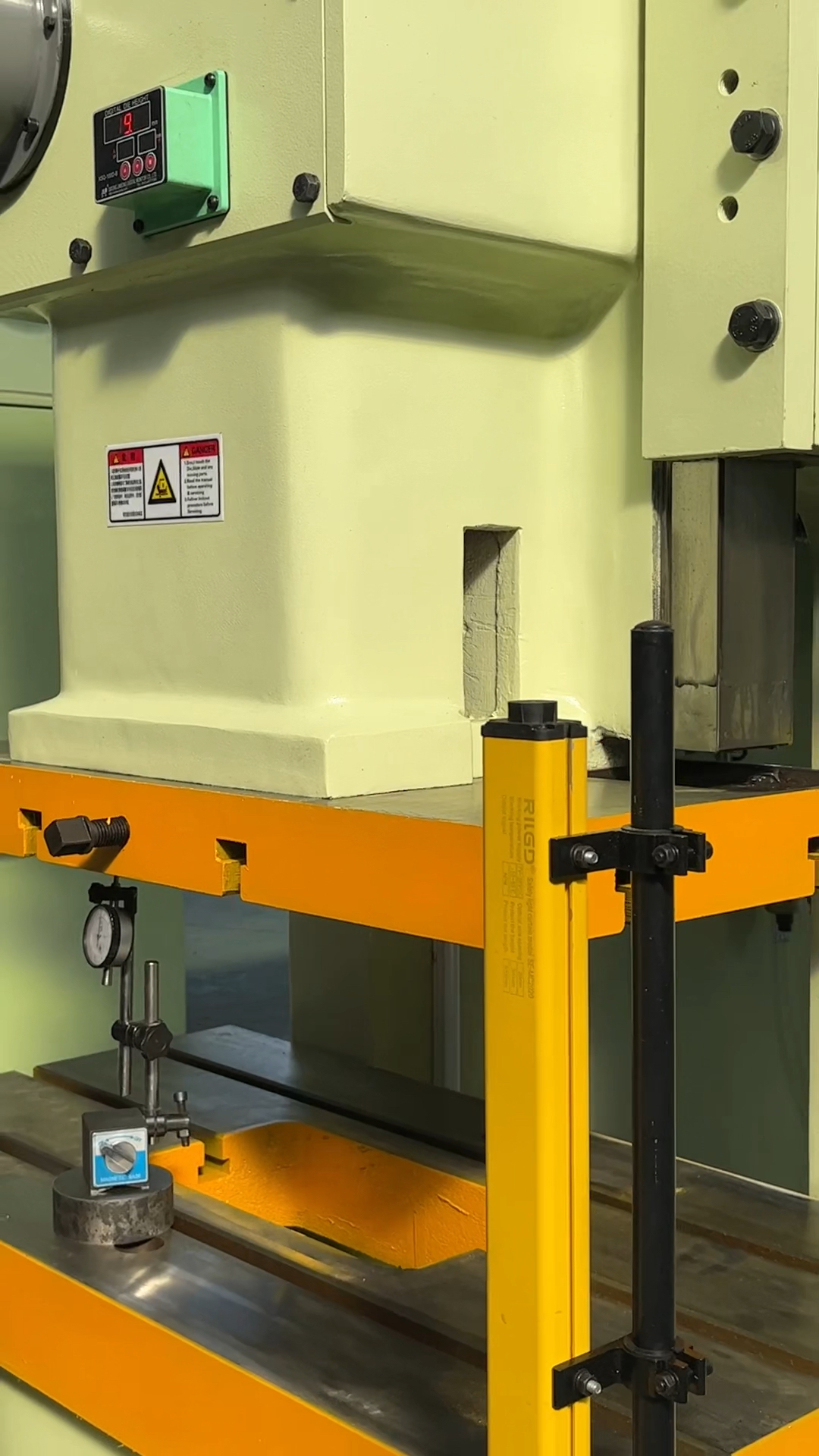 110t气动冲床滑块高度调节