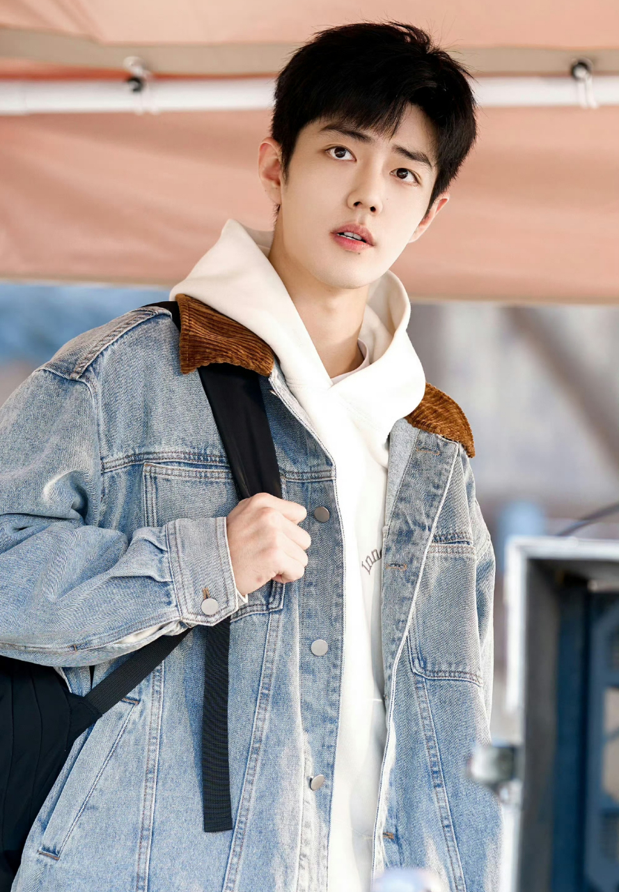 肖战这几张照片好像还在读书中的大学生啊!正在等公交车的到来,好青春