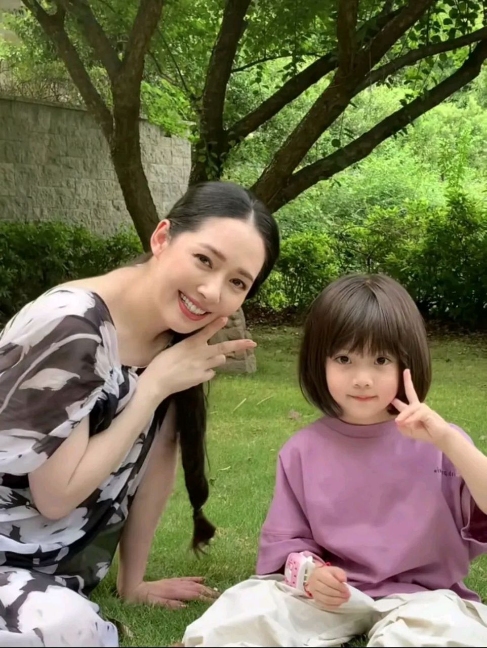 看来之前有友友偶遇她母女俩逛街,曝料称,郭碧婷和向佐的女儿很漂亮