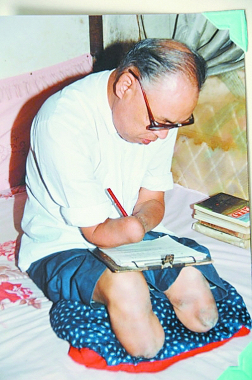 1955年,一名伤残军人被紧急抬进医院,他双目失明,无手无脚,如同"肉