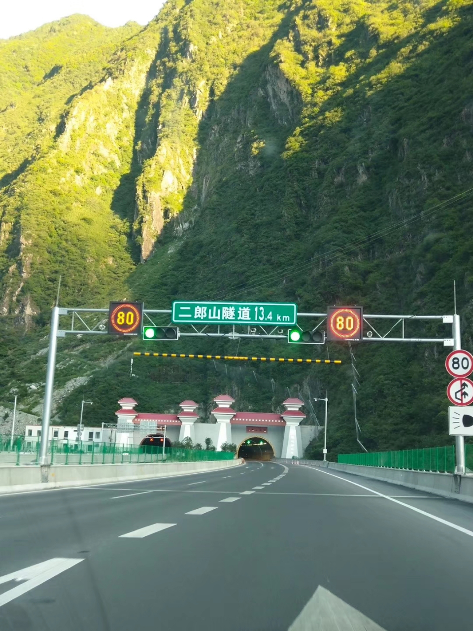 被誉为"川藏第一隧"的二郎山隧道(雅康高速),全长13459米,穿越二郎山