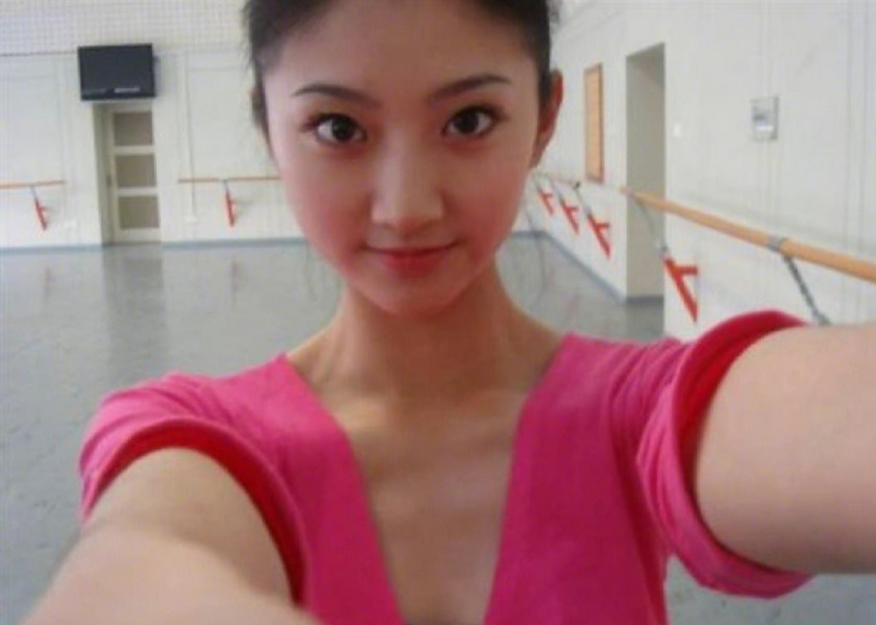 大学时期练功的景甜,纯素颜状态下,能看出她真的是天生丽质