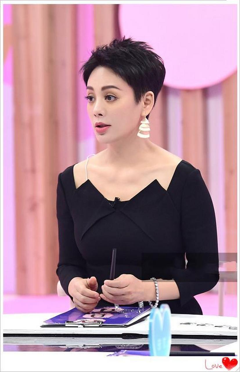 钱枫拿着自己4岁的照片,对着心中女神郭雪芙一顿显摆:我小时候可爱吧.