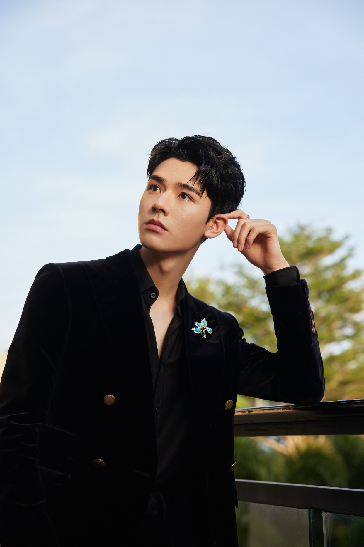 龚俊黑丝绒西服大片