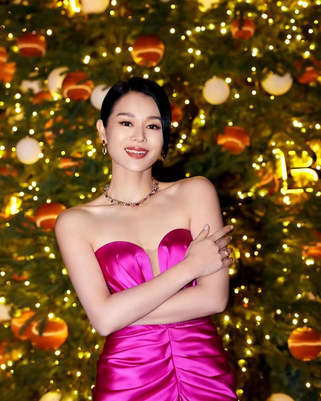 胡杏儿长得还是很漂亮的,一袭玫红色抹胸长裙,性感妩媚,美艳动人!