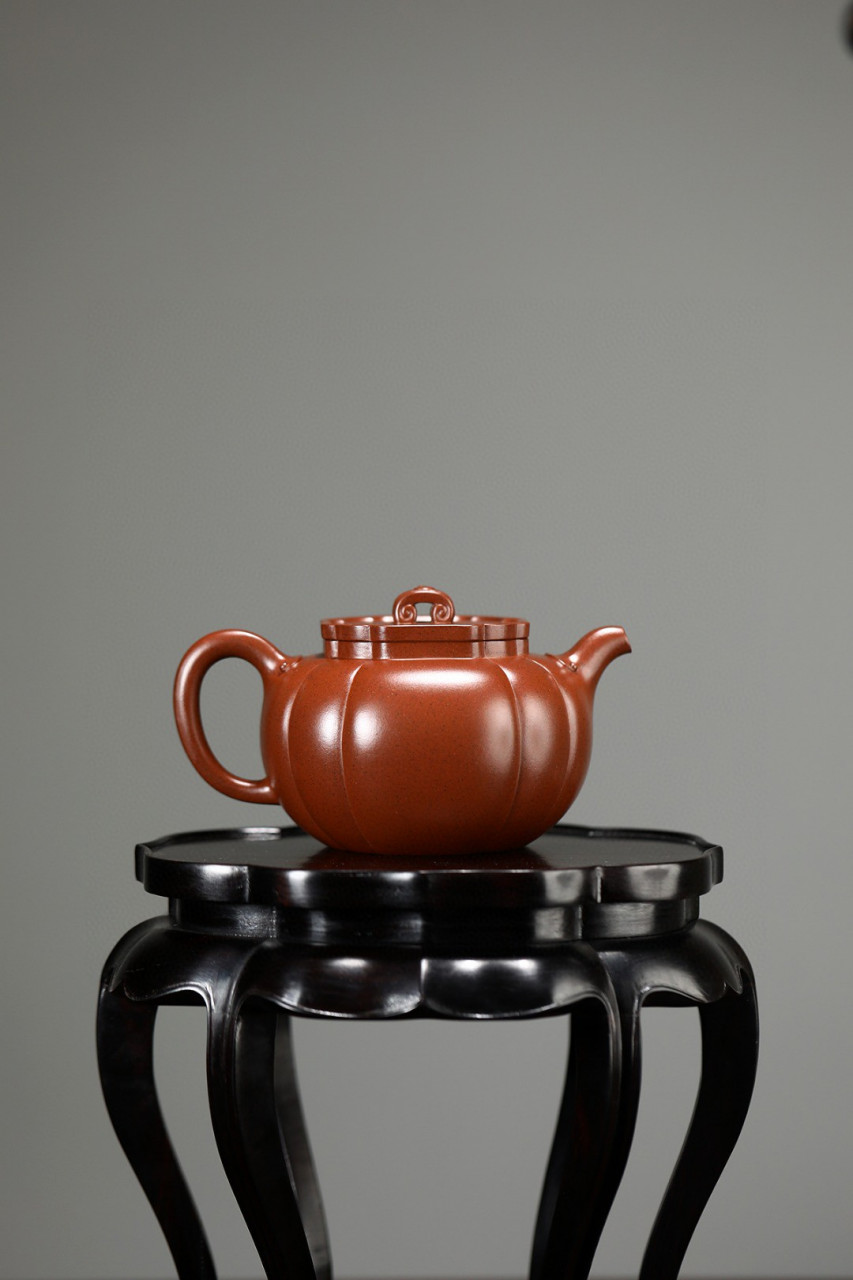 太极如意|优质紫泥|350cc|全手  筋纹贯穿壶身,线条清晰挺括,嘴把搭配