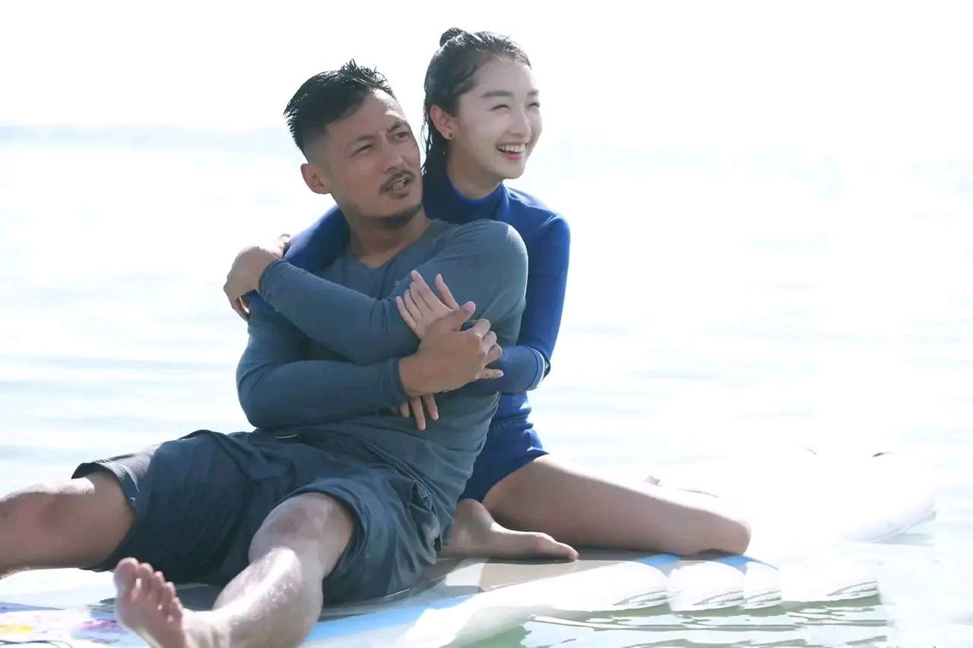 周冬雨,余文乐水上瑜伽05059999对不起,我放大