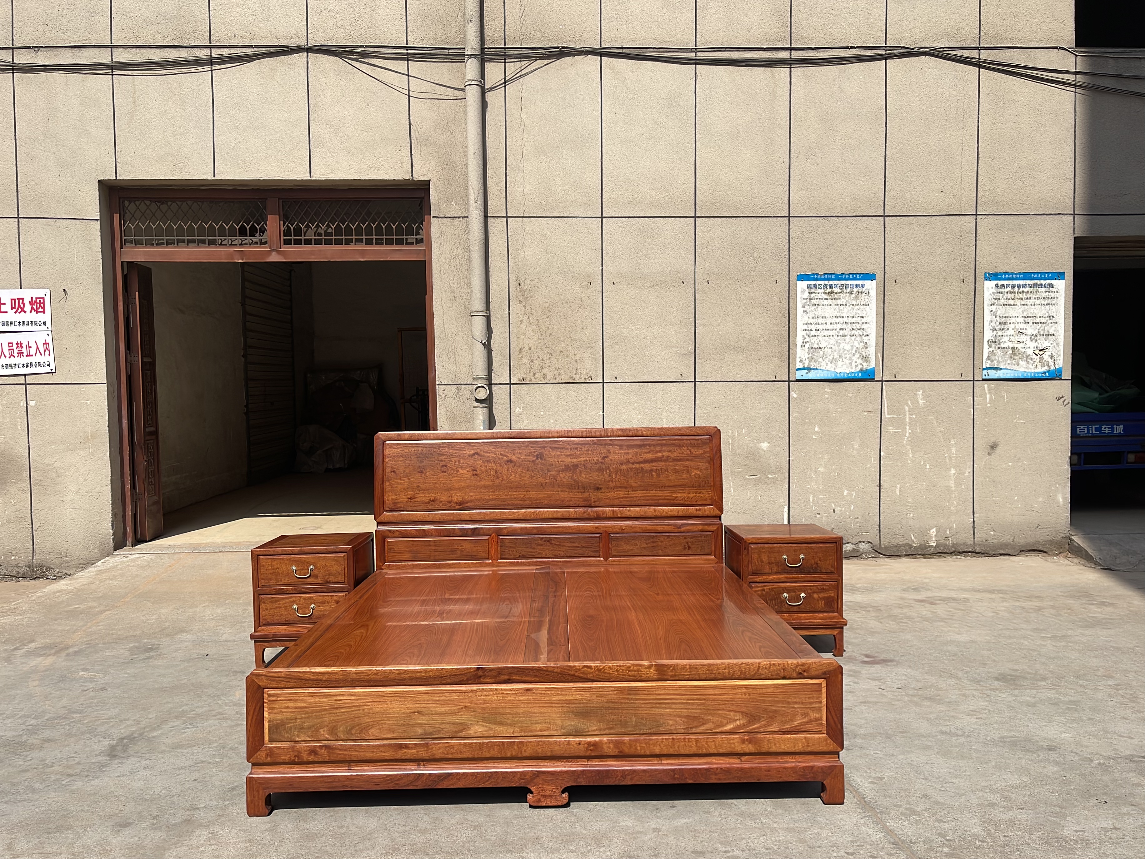 缅甸花梨木大床是最理想的大床,有花梨木清香有助于睡眠,木纹又特别