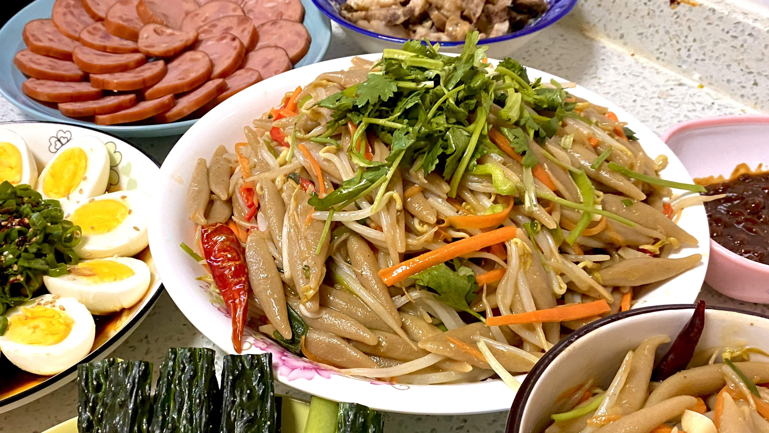 内蒙特色美食“炒莜面鱼鱼儿”,口感爽口顺滑,吃着太香了