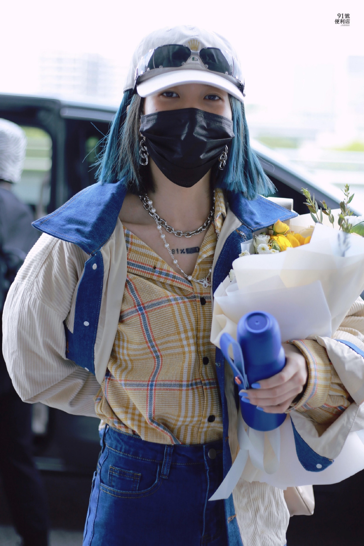 乃万机场饭拍更新,牛仔短裤打造街头风,混搭look玩出复古新时尚