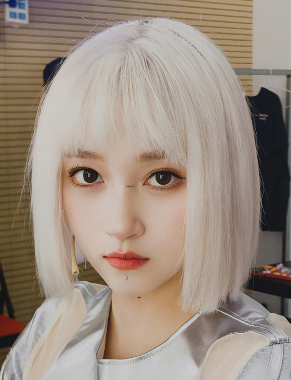 关晓彤的白发造型,让人眼前一亮,精致洋气,又美又酷,高级感十足!