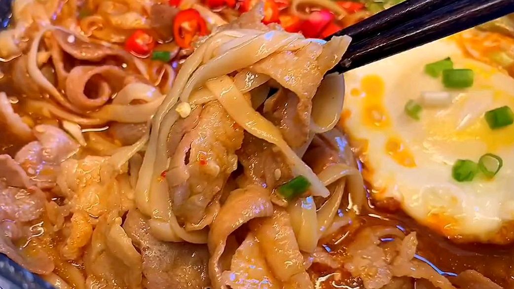 今天做超好吃的“酸汤肥牛面”你们在家也快试试吧