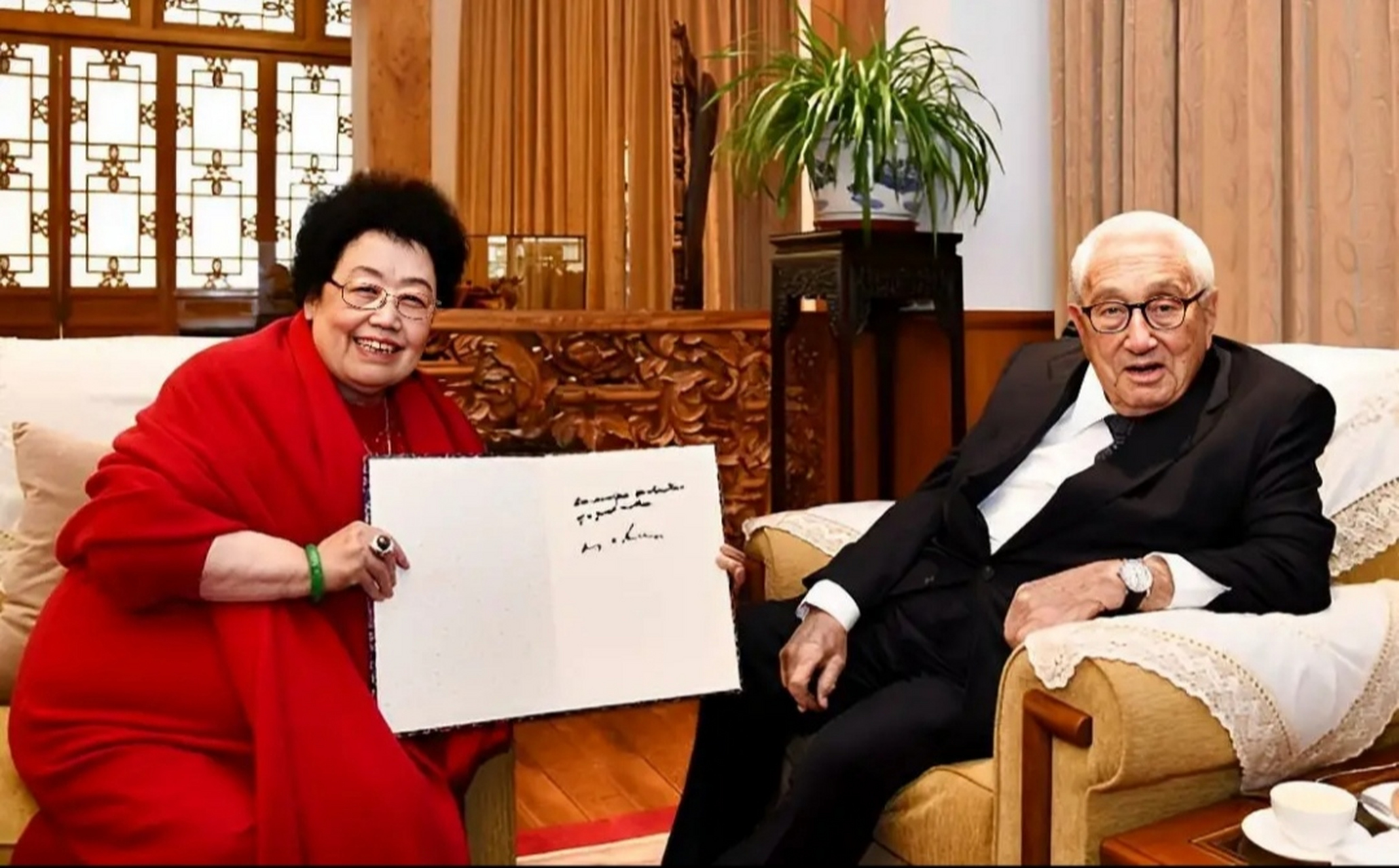 基辛格博士来到北京紫檀博物馆,会见馆主陈丽华和先生迟重瑞时的友好